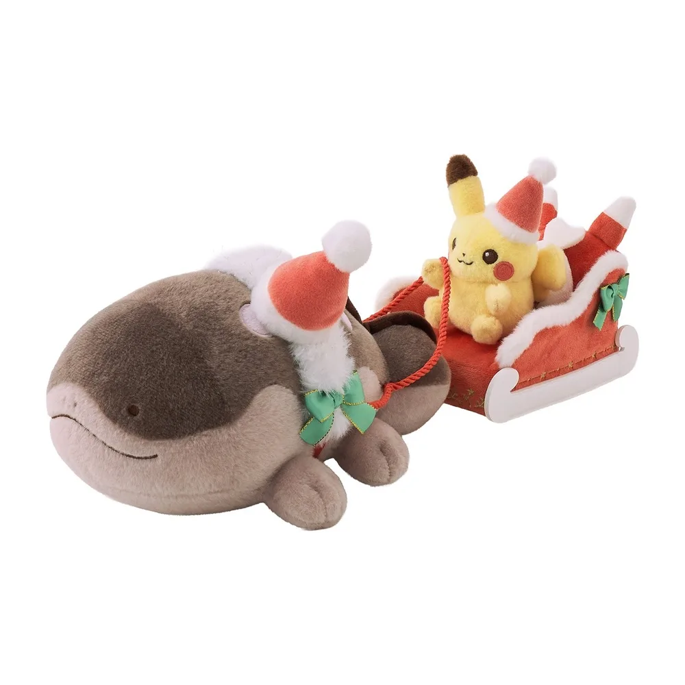 Peluche de Pikachu en un trineo tirado por Clodsire de la colecci&oacute;n navide&ntilde;a del Pok&eacute;mon Center