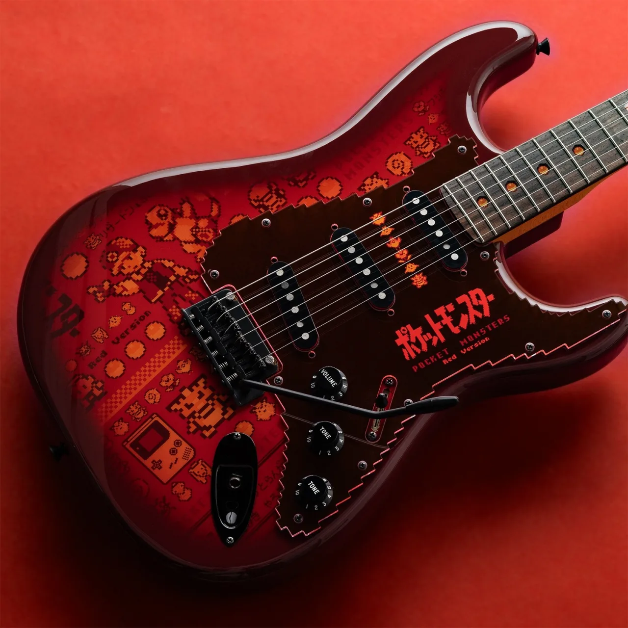 Fender y Pokémon lanzan guitarras de Rojo y Verde - Imagen 1 Cuerpo de la guitarra Fender Made in Japan Pokémon Red Version Stratocaster con pixel art de Pokémon Rojo