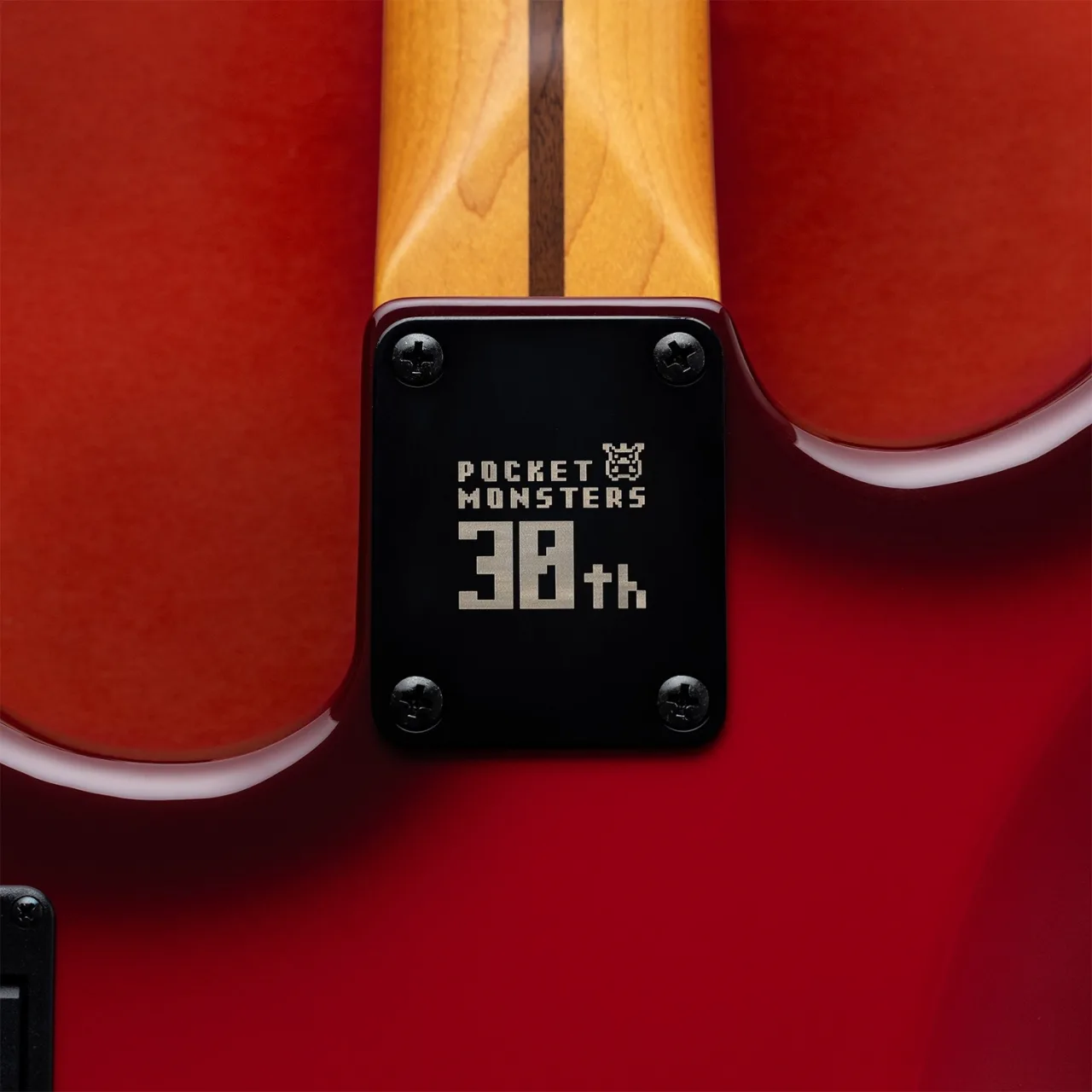 Fender y Pokémon lanzan guitarras de Rojo y Verde - Imagen 4 Placa del mástil de la guitarra Fender de Pokémon con el logotipo Pocket Monsters 30th