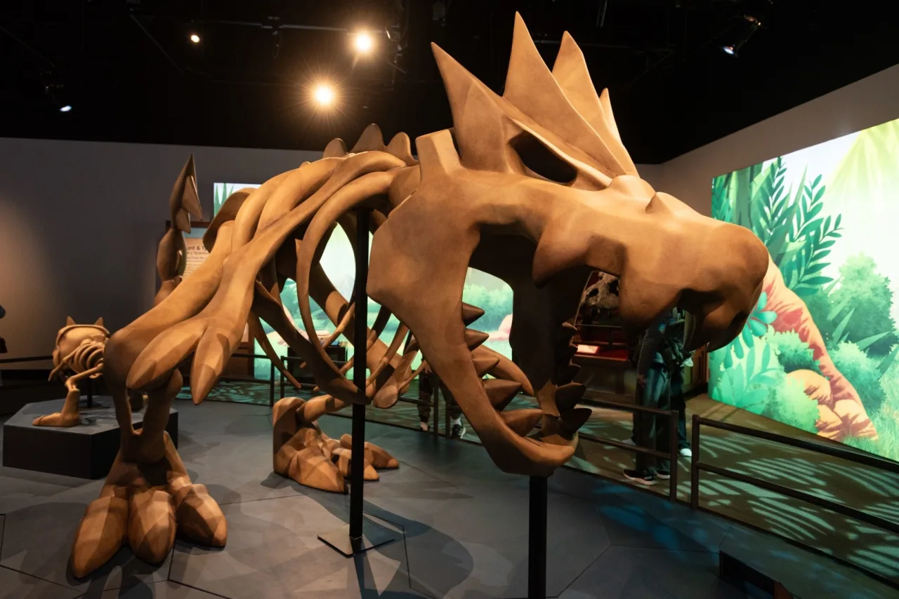 Esqueleto a tama&ntilde;o real de Tyrantrum en el Pok&eacute;mon Fossil Museum