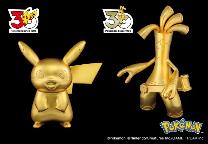 Las estatuas de Pikachu y Gholdengo con pan de oro por el 30 aniversario de Pokemon
